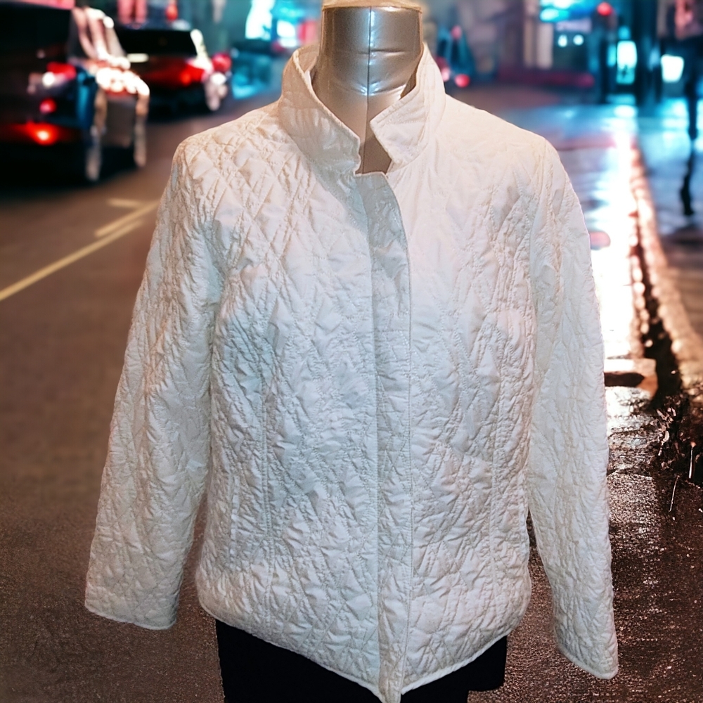 REQUIREMENTS | ✨ White Quilted Lightweight Jacket | EUC ✨ size L